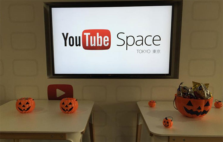 YouTubeSpaceの入り口にハロウィンの飾り付けがされています